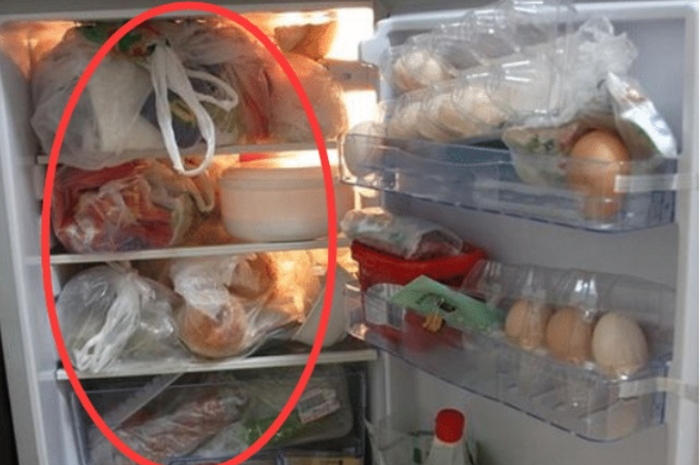 Kemudian, sertelah sampai di rumah mereka akan langsung meletakkannya di kulkas bersama dengan plastiknya.