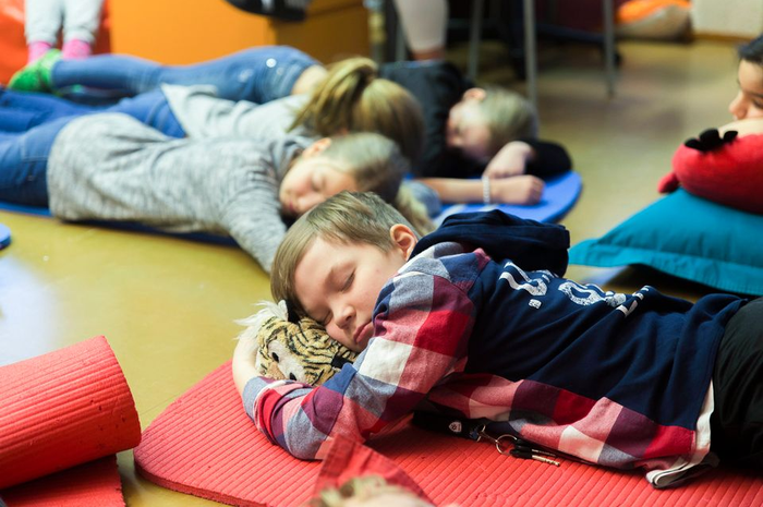 Tidur siang bisa memberi pengaruh baik bagi anak, salah satunya meningkatkan kemampuan akademik dan perkembangan emosional.