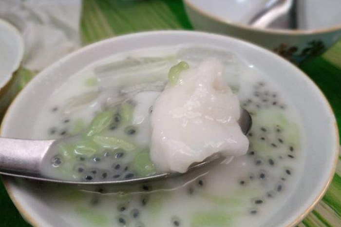 Apakah Anda termasuk para pecinta jajanan khususnya es?
Jika iya, Anda pasti sudah tidak asing lagi dengan es dawet selasih bukan?