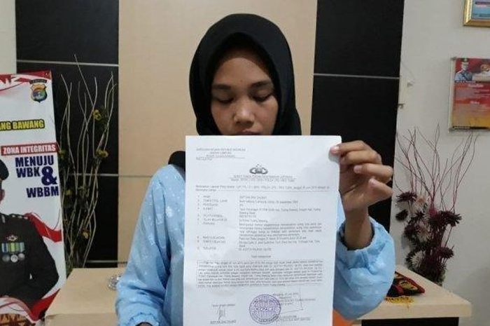 Seorang wanta mengalami nifas selama berbulan-bulan dan mengeluarkan cairan  menyengat dari organ intimnya, ternyata ada kain kasa busuk di perutnya.