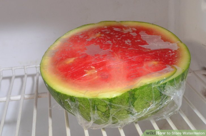 Untuk membuatnya semakin segar, biasanya buah ini dipotong kemudian disimpan di dalam kulkas supaya lebih dingin dan segar makan saat siang hari.
