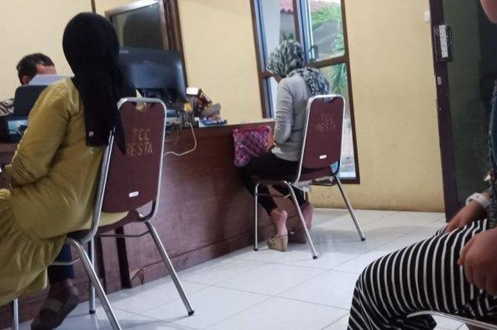 Sebuah arisan yang diadakan ibu-ibu politisi berakhir ricuh, bahkan pihak kepolisian pun sampai harus turun tangan.