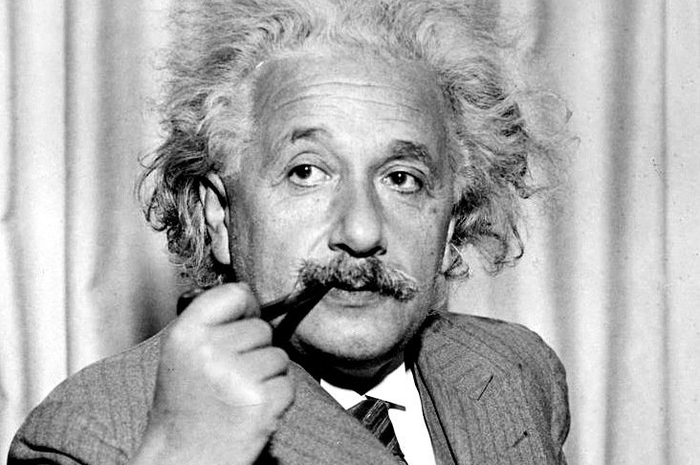 Albert Einstein di Princeton, New Jersey, segera setelah ia melarikan diri dari Nazi Jerman pada tahun 1933.