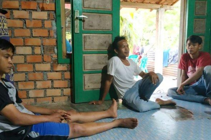 Baru 2 bulan ia menikahi istrinya, namun sang istri meninggal dunia dalam kecelakaan bersama dirinya di ruas jalan Desa Karang Raja-Muaraenim.