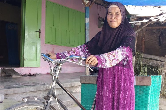 Tri Darini, seorang penjual kerupuk yang akan naik haji tahun ini setelah mengumpulkan uang selama 28 tahun.