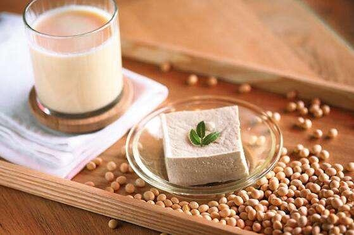 Susu kedelai mengandung banyak nutrisi, manfaat kesehatan inilah yang akan Anda dapat dengan rutin minum secangkir susu kedelai tiap pagi.