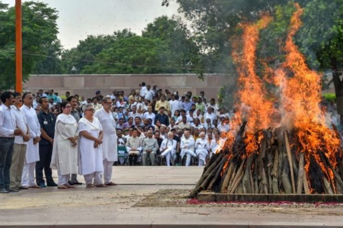 Orang yang melakukan Sati tidak dianggap melakukan bunuh diri yang dipandang negatif di seluruh Hindu- tetapi dianggap sebagai tindakan yang benar.