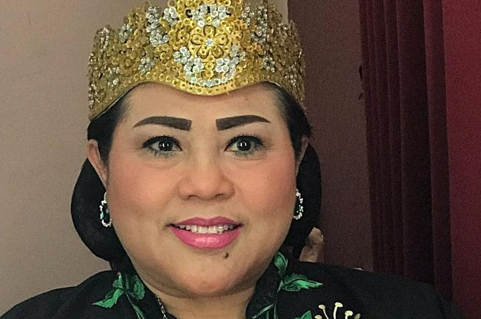 Sosok genit Nunung sudah akrab di benak pemirsa. Mengawali karier sebagai penyanyi Srimulat, kini ia lebih kondang sebagai pelawak. 