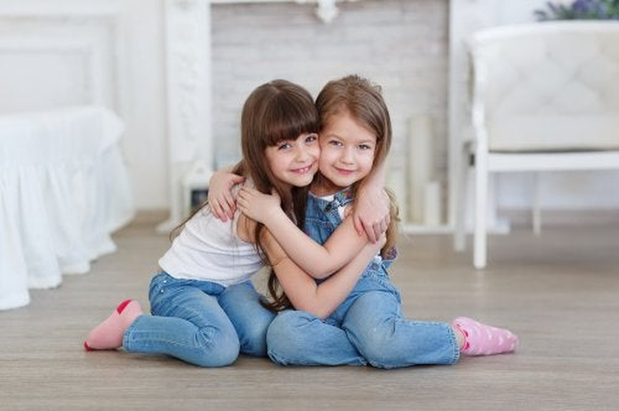 Bagaimana Anda membantu mereka memahami siapa teman sejati.
Pengertian ini harus diberikan mulai saat anak berusia sekitar 4 atau 5 tahun.