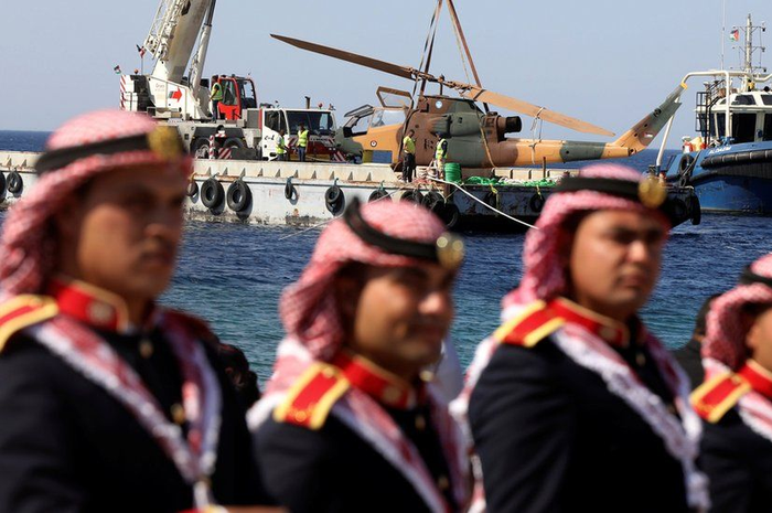 Tank, helikopter tempur, senjata anti-pesawat terbang dan derek tentara: Anda mungkin berharap melihat mereka di pangkalan militer?