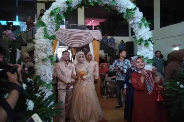 Pernikahan Shela dan Iwan di Balai Desa Sukasari, Kecamatan Pameungpeuk, Kabupaten Bandung, telah dilaksanakan tanpa penerangan.