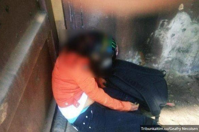 Mayat tersebut ditemukan dalam kondisi terduduk, mengenakan jaket warna oranye, celana jins berwarna biru dan masih mengenakan helm.