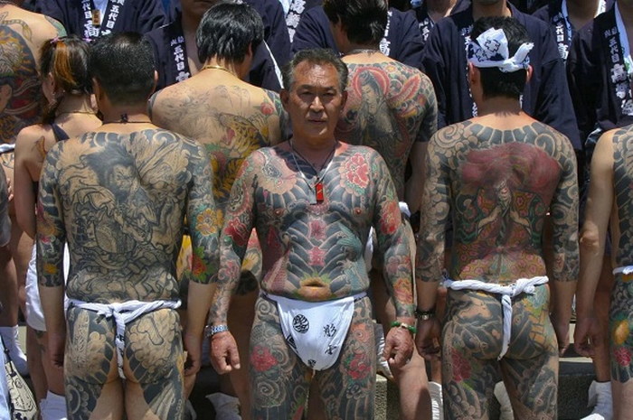 Dalam budaya Yakuza tato tersebut juga tidak sembarangan, setiap tato mewakili kekuatan, status, para pacar, istri, bahkan simpanan.