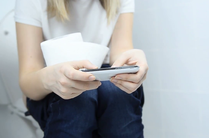 Sebuah survei 2015 dari operator nirkabel Verizon menunjukkan bahwa 9 dari 10 orang membawa ponsel mereka ke kamar mandi. 