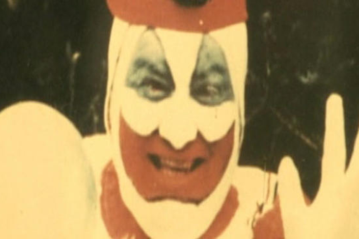 Kisah pembunuhan berantai yang dilakukan oleh John Wayne Gacy alias Pogo si Badut ini jadi yang terkejam dalam sejarah Amerika.