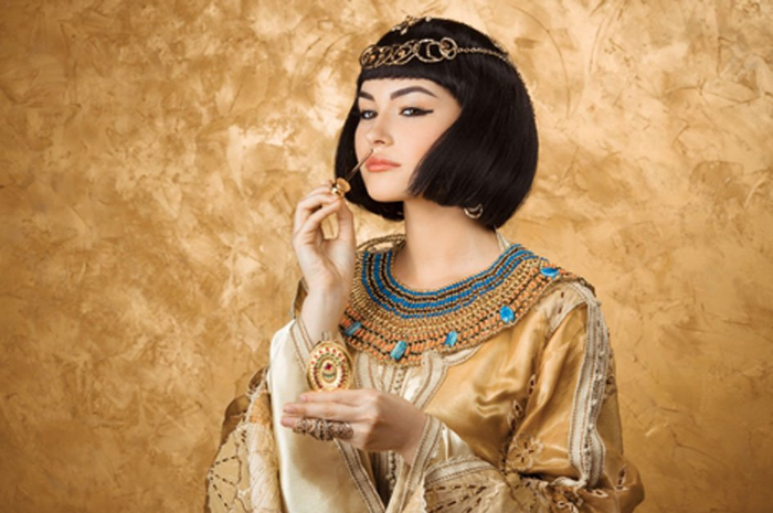 'Betapa menggetarkan mencium aroma parfum yang selama 2.000 tahun belum ada yang menciumnya.' Parfum kuno termasuk milik Cleopatra kembali dibuat.