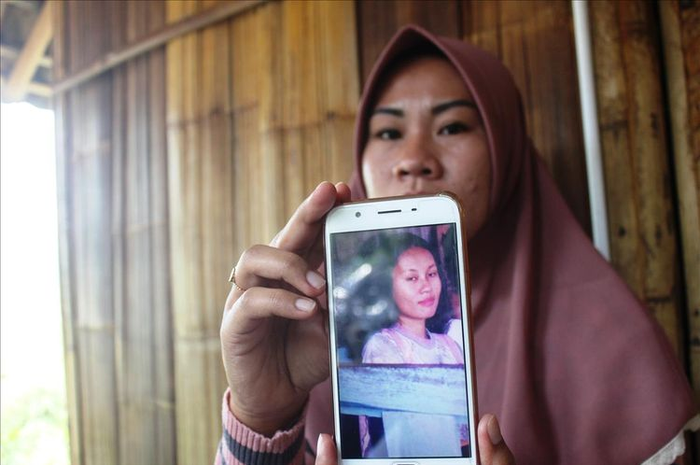 Selpi Lusniawati (27) tak henti-hentinya memandangi foto wajah ibunya, Alis Juariah (46) dari balik layar ponselnya.