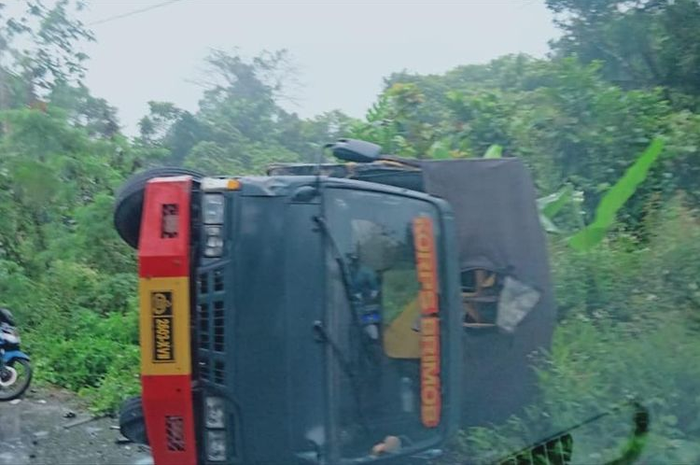 Sebuah kecelakaan melibatkan truk Brimob dan mobil Toyota Avanza terjadi di Papua, 1 orang meninggal dunia, 8 luka-luka.