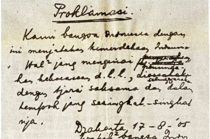 Tulisan tangan Bung Karno untuk Teks Proklamasi. Susunan Acara pada Pembacaan Teks Proklamasi Kemerdekaan Indonesia
