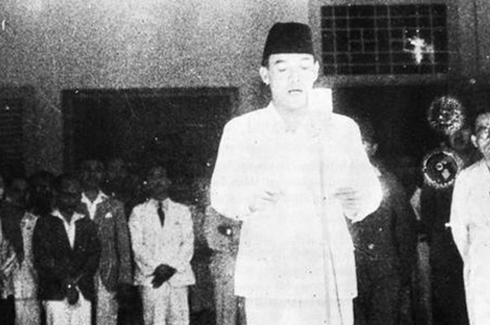Cerita di balik tiga foto proklamasi kemerdekaan Republik Indonesia yang kita lihat di buku sejarah.
