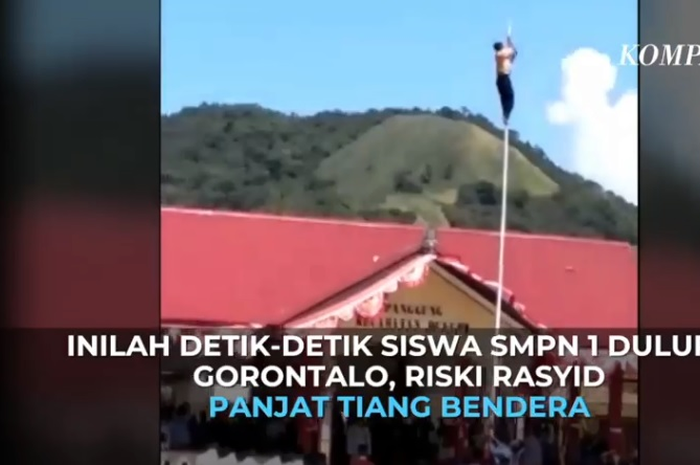 Rizky Rasyid, siswa SMP Negeri 1 Dulupi, Kabupaten Boalemo, Gorontalo, memanjat tiang bendera saat upacara HUT RI ke-74.