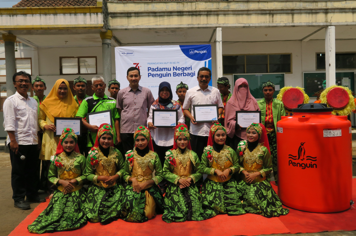 Penguin Indonesia membagikan 17 tangki untuk mempermudah akses air bersih di 5 sekolah di Pandeglang, Banten.