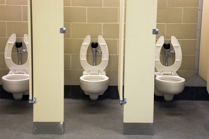 Tapi lain kali pergi ke toilet  umum, cobalah perhatikan sebentar sebelum Anda duduk di dudukan toilet.