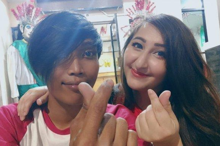Keduanya pun semakin dekat hingga pada 18 Agustus 2019 melangsungkan pernikahanan di kediaman Awan. 