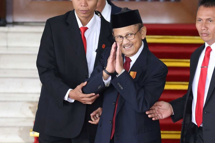 Presiden RI ke 3, Bacharuddin Jusuf Habibie atau lebih akrab disapa BJ Habibi sedang dalam kondisi kesehatan yang tidak baik.