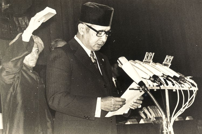 (ilustrasi) Soeharto ketika dilantik/disumpah menjadi presiden.