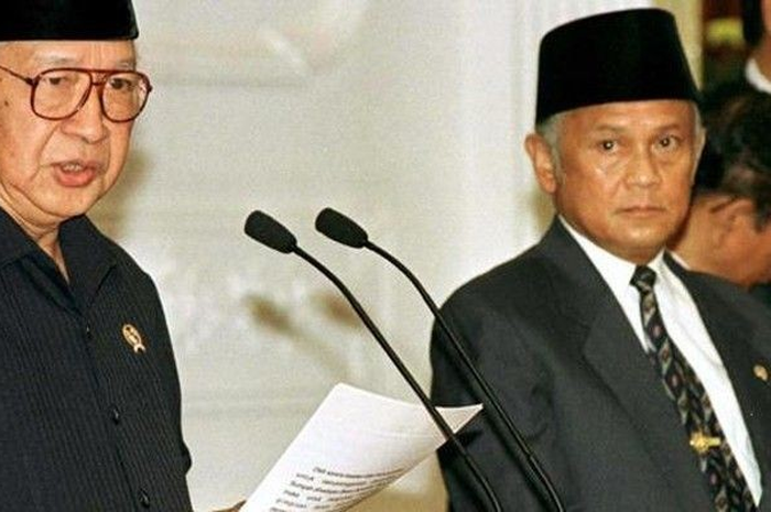 Waktu itu tanggal 18 Mei 1998, Pukul 15.20 WIB, Harmoko di GedungDPR, yang dipenuhi ribuan mahasiswa.