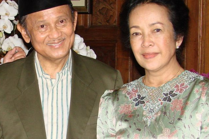 Menurut Hanung, Habibie selalu menyiapkan piring dan kursi kosong saat makan, khusus untuk Ainun, meski istrinya itu telah tiada.