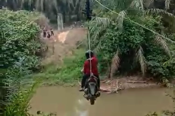 Akhir-akhir ini, mungkin Anda dibuat tidak asing terhadap video dua perempuan yang menyeberangi sungai dengan sepeda motor diikat.
