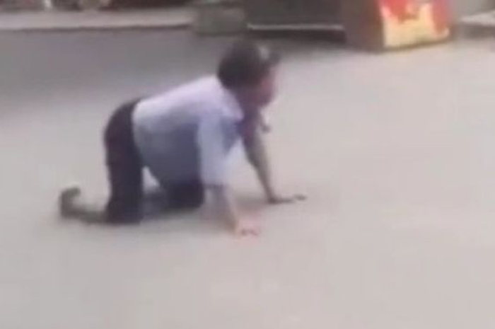 Namun, baru-baru ini seorang wanita tua asal Kota Shaoyang Hunan, Tiongkok berubah aneh setelah digigit oleh anjing liar.