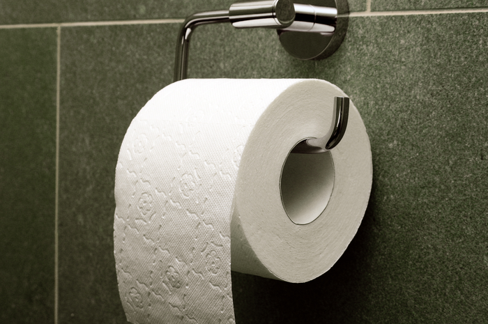 Perampok bersenjata mencuri tisu toilet senilai lebih dari HK$ 1.000 atau Rp 1,8 juta (kurs Rp 1.800) dari luar supermarket Hong Kong pada Senin pagi.