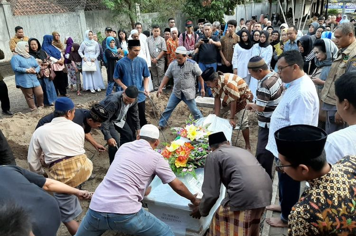 Seiring berjalannya waktu, Soeko mulai bisa beradaptasi. Ia pun mulai tidak banyak bercerita kepada adiknya.