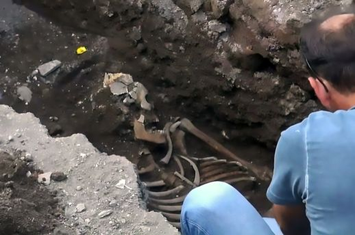 Sebuah kerangka misterius yang digali di bawah jalan-jalan kota Roma ini dijuluki sebagai The Pyramid Mummy.
