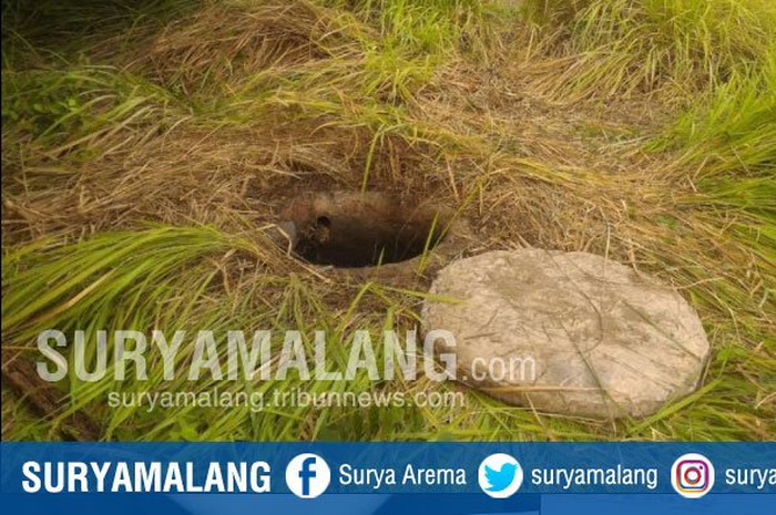 Karena daerah tersebut sedang musim kemarau, Averina mengukur kedalaman air sumur itu mengunakan kayu.
