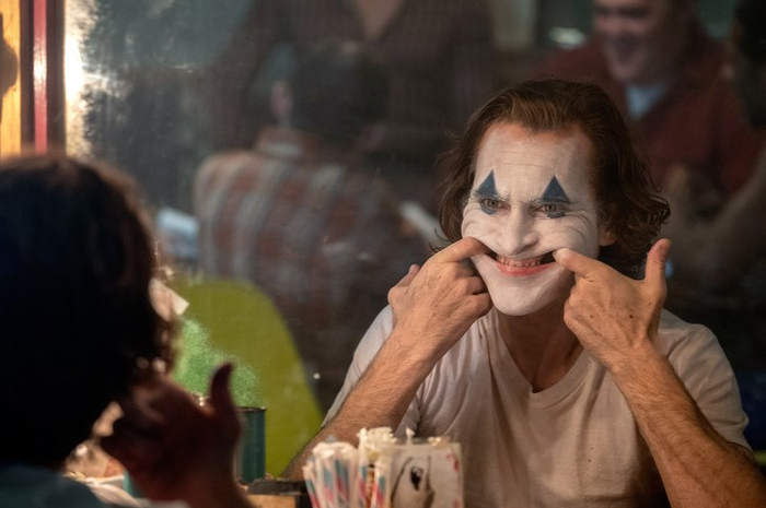 Bagi yang sudah menonton film Joker, Anda pasti tahu bahwa film garapan sutradara Todd Phillips ini menceritakan sisi kelam masa lalu Joker.
