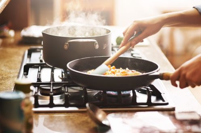 Daripada kita terus-terusan sakit, lebih baik cari tahu dulu 6 makanan yang tidak boleh dipanaskan ulang.