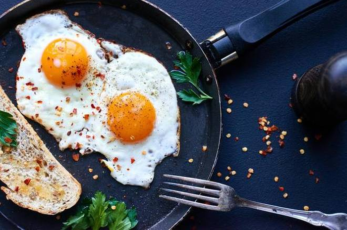 Ingat, jangan pernah memasak telur dengan tiga cara ini, karena bisa membahayakan kesehatan. Ini alasannya.