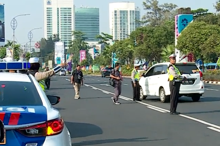 Bagaimana jadinya jika polisi, yang merupakan aparat penegak hukum, kedapatan melanggar lalu lintas?