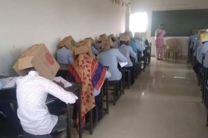 Beberapa siswa yang mengenakan kardus itu melepasnya setelah 15 menit, beberapa siswa setelah 20 menit.