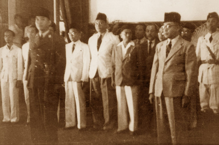 Upacara 1 tahun Proklamasi Kemerdekaan Republik Indonesia di Ibukota R.I. Yogyakarta tgl. 17/8/1946. Reaksi rakyat indonesia menyambut proklamasi kemerdekaan.