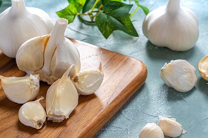 Jangan coba-coba menaruh bawang putih di kulkas kalau tidak ingin hal mengerikan ini akan terjadi. Simak penjelasannya.