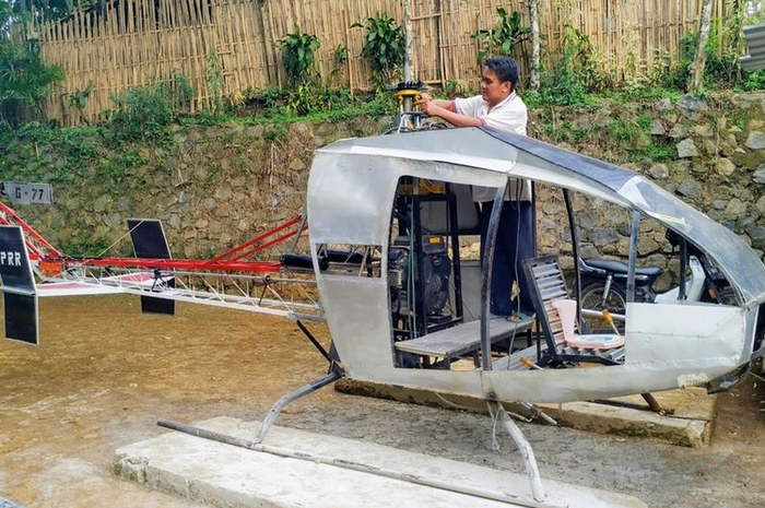 Terhitung sudah satu tahun ini ia sibuk merakit helikopter di halaman rumahnya, di Kampung Cibubuay, Desa Damareja, Kecamatan Nagrak.