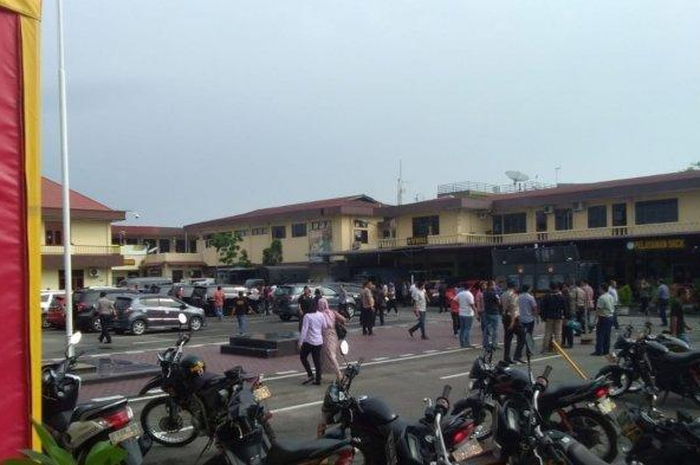 Seorang warga bernama Lila Mayasari yang terjadi di lokasi kejadian mengungkap detik-detik ledakan tersebut.