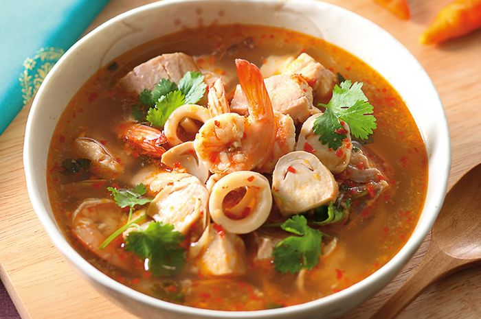 Begini rahasia bikin sup tom yam buatan sendiri yang pasti enak dan mirip restoran di Thailand. Rahasianya ada di sini.