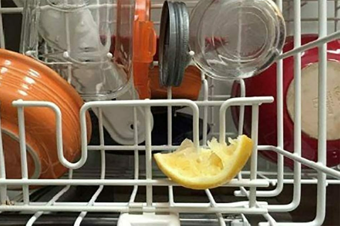 Misalnya, setelah menggunakan lemon, ternyata kita masih bisa memanfaatkannya untuk hal yang efektif daripada membuangnya.