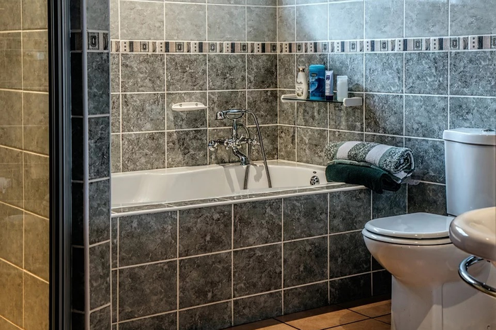 Isi kamar mandi.